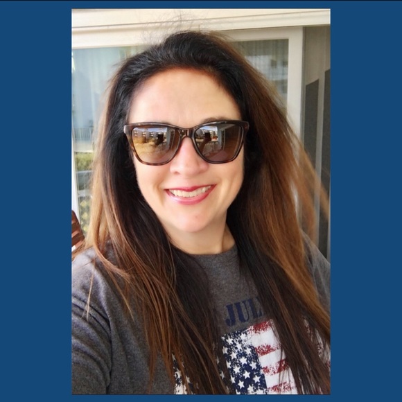 Meet your Posher, Claudia - Picture 1 of 1